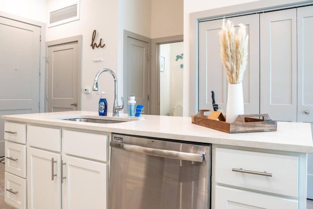 Beautiful Riverwalk Apt With Full Amenities, King Bed & Free Parking San Antonio Eksteriør bilde