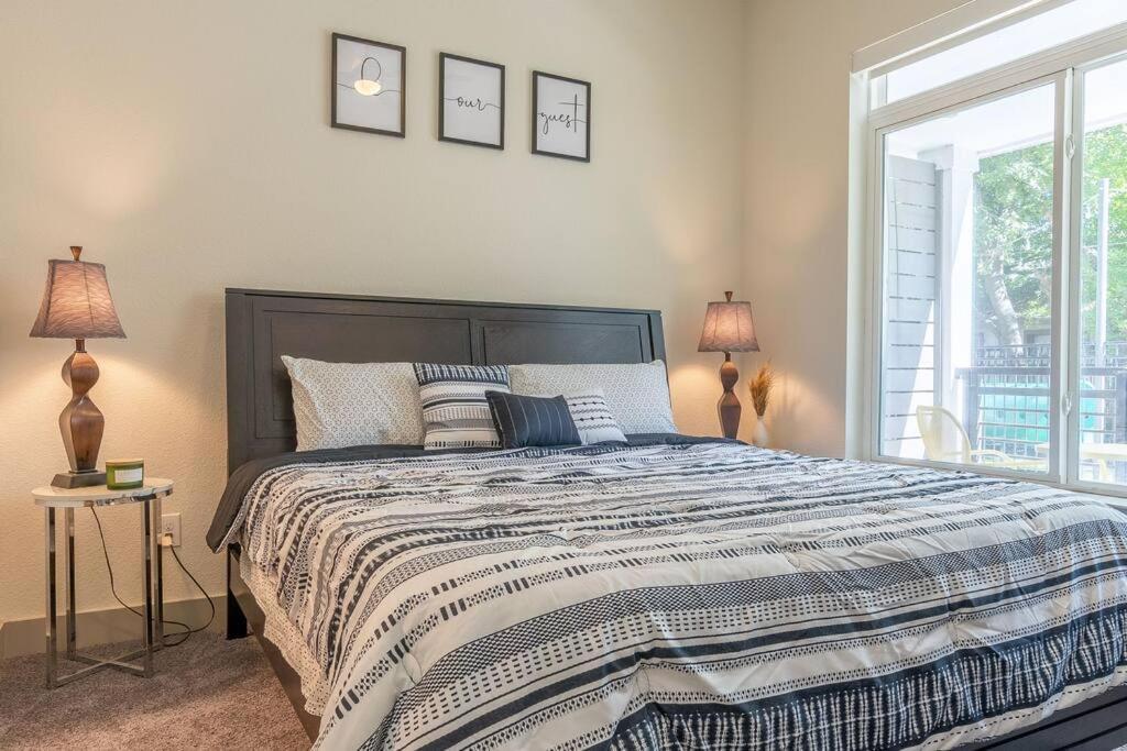 Beautiful Riverwalk Apt With Full Amenities, King Bed & Free Parking San Antonio Eksteriør bilde