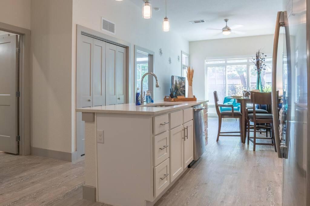 Beautiful Riverwalk Apt With Full Amenities, King Bed & Free Parking San Antonio Eksteriør bilde